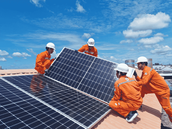 Nhân viên kinh doanh điện mặt trời cần phối hợp với bộ phận kỹ thuật để lắp đặt