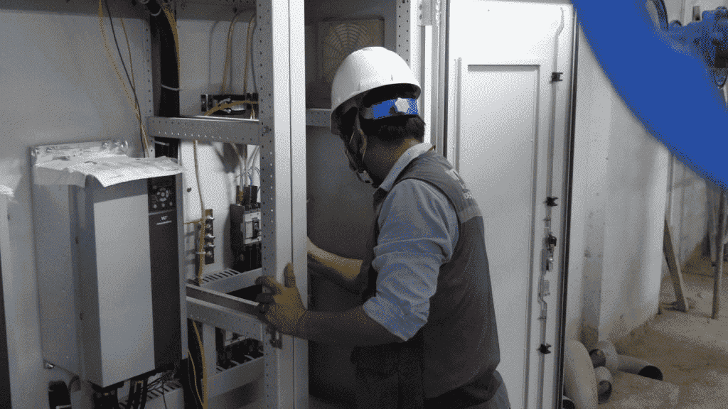 Kỹ sư hệ thống điện nhẹ cần thường xuyên kiểm tra và bảo dưỡng hệ thống điện định kỳ