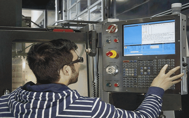 Người lập các chương trình mã code cho máy tính để điều khiển các bộ phận máy CNC một cách tự động
