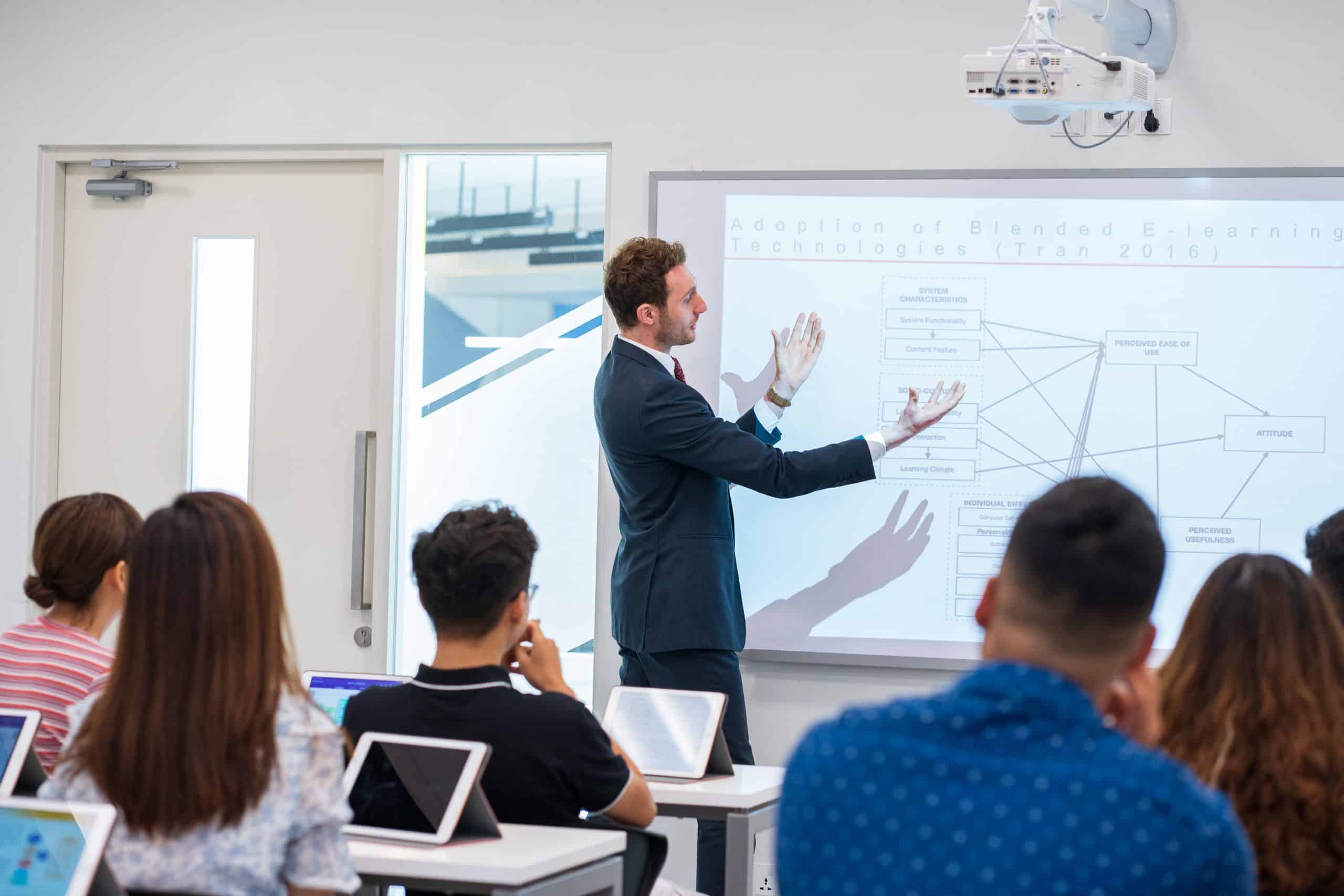 Khối lượng kiến thức của ngành học này khá lớn, đòi hỏi sự kiên trì, chăm chỉ trau dồi mỗi ngày