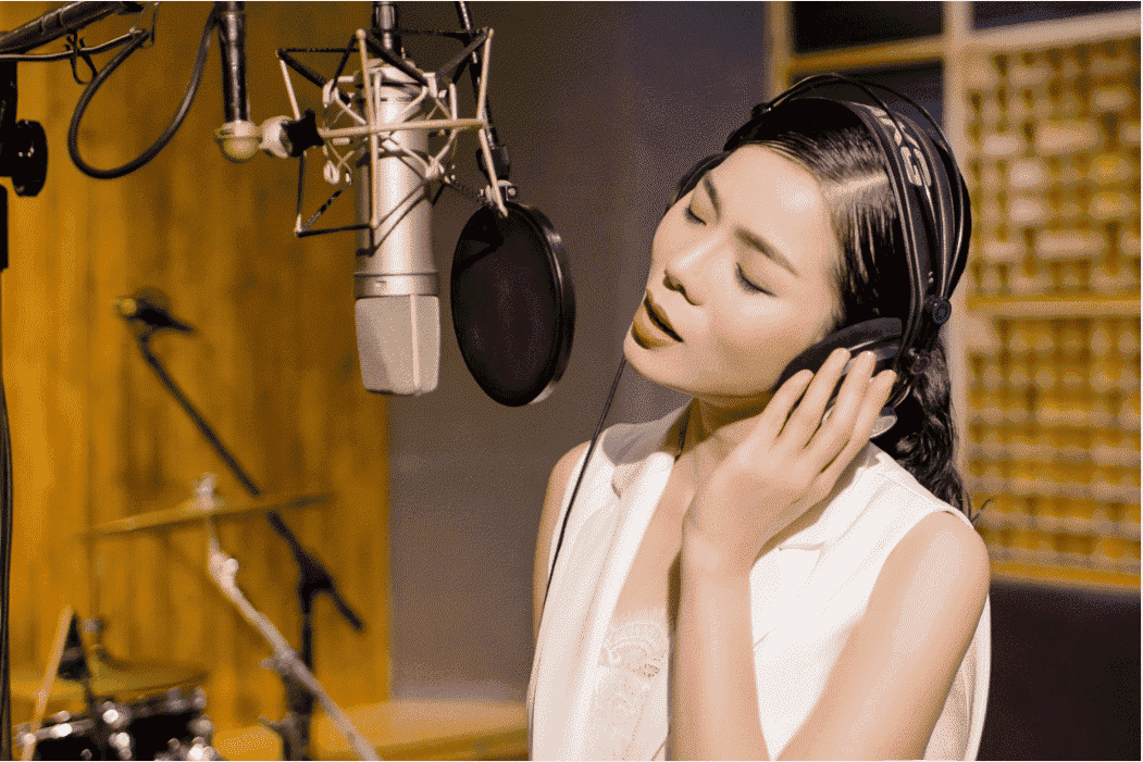 Các công ty sản xuất khi tuyển ca sĩ cần xem xét qua các yếu tố về giọng hát và khả năng sử dụng giọng điệu