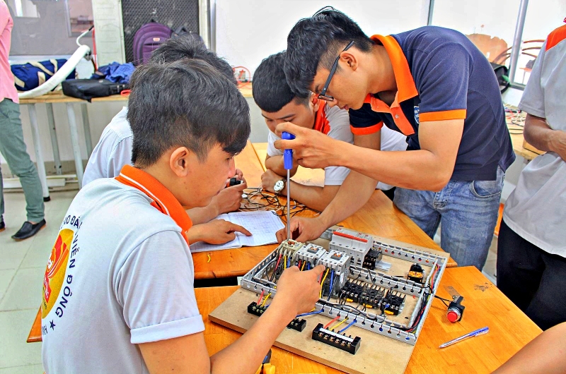 Sinh viên tốt nghiệp ngành điện tử công nghiệp có nhiều cơ hội việc làm tốt