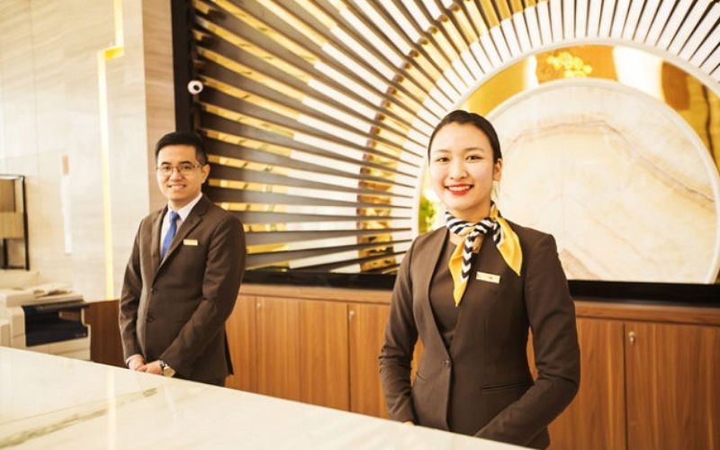 Nhân viên lễ tân có vai trò trong việc đón tiếp khách hàng