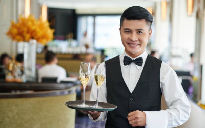 Nhân viên phục vụ có nhiều vị trí khác nhau như phục vụ bàn, bếp, buồng phòng, bar