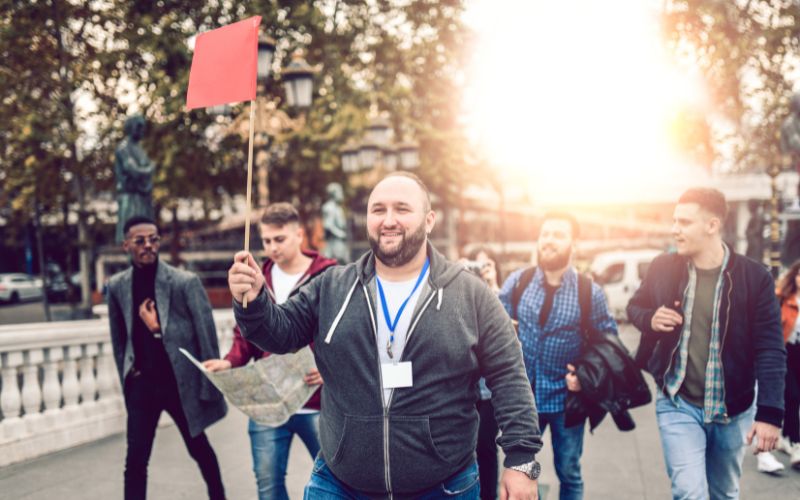 Hướng dẫn viên du lịch có vai trò và trách nhiệm trong việc quản lý nhóm du khách