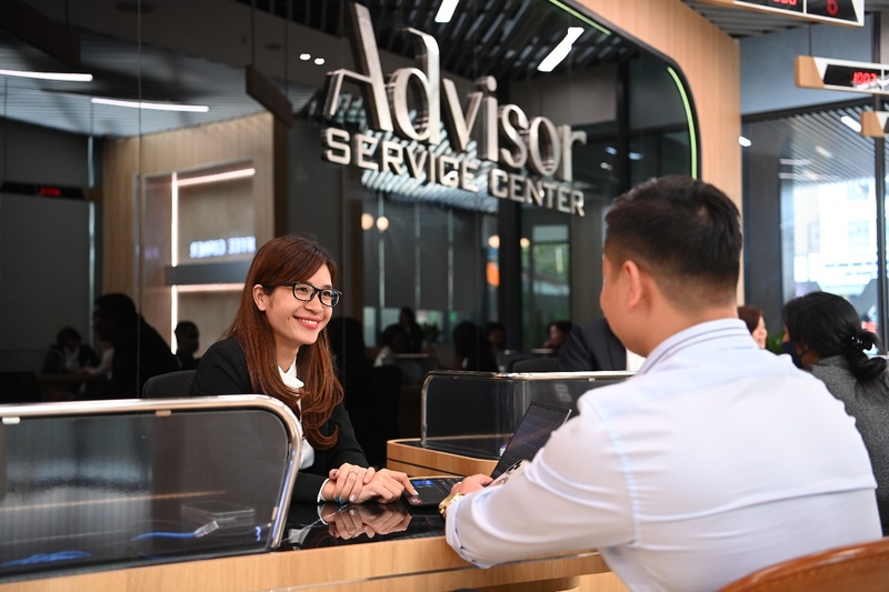 Chuyên viên giải quyết quyền lợi bảo hiểm có nhiệm vụ xử lý các yêu cầu bồi thường, xác minh thông tin khách hàng theo điều khoản hợp đồng