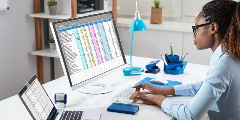Nhân viên hành chính đảm bảo hoạt động của công ty diễn ra suôn sẻ và hiệu quả