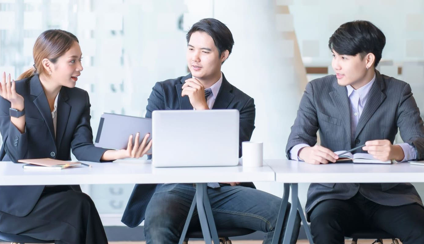 Nhân viên hành chính nhân sự chịu trách nhiệm lưu trữ văn thư và thông tin cá nhân của mọi người trong công ty