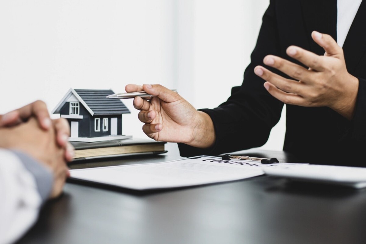 Nghề môi giới bất động sản là ngành đang phát triển mạnh mẽ, với nhiều cơ hội nhưng cũng không thiếu những thử thách.