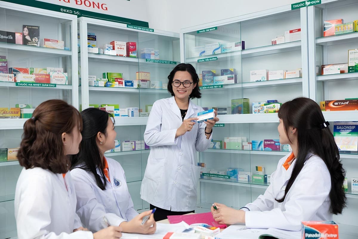 Sau khi tốt nghiệp bạn có thể làm giảng viên tại các trường trung cấp, cao đẳng, đại học có đào tạo chuyên ngành dược