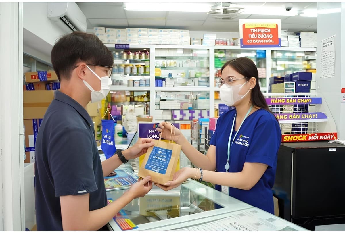 Dược sĩ quầy thuốc chịu trách nhiệm tư vấn, hướng dẫn sử dụng thuốc an toàn, hiệu quả cho khách hàng