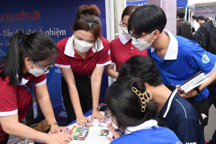 Tư vấn tuyển sinh là công việc giúp thí sinh chọn ngành học phù hợp và hỗ trợ quá trình đăng ký tuyển sinh vào các trường đại học, cao đẳng