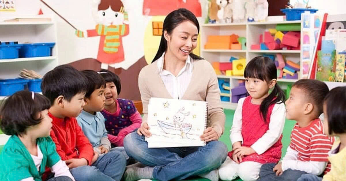 Giáo viên mầm non có nhiệm vụ giảng dạy các kỹ năng cơ bản cho trẻ, tổ chức các hoạt động học tập,...