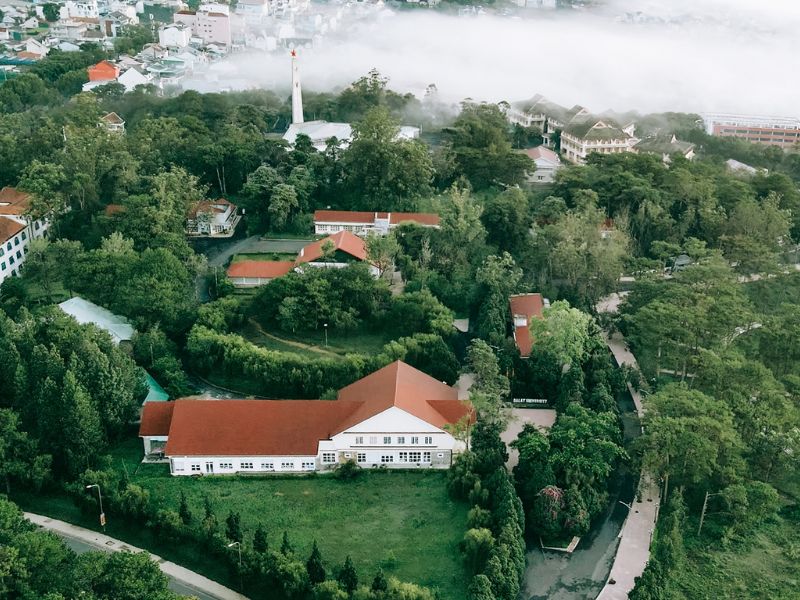 Đại học Đà Lạt nằm giữa vùng cao nguyên Lâm Đồng
