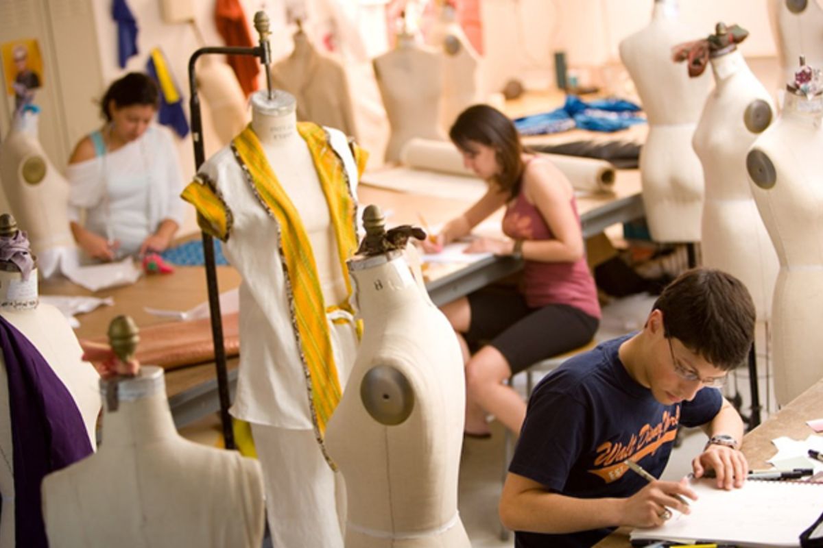 Mức lương ngành thiết kế thời trang chịu tác động bởi nhiều yếu tố quan trọng trong môi trường làm việc và năng lực cá nhân