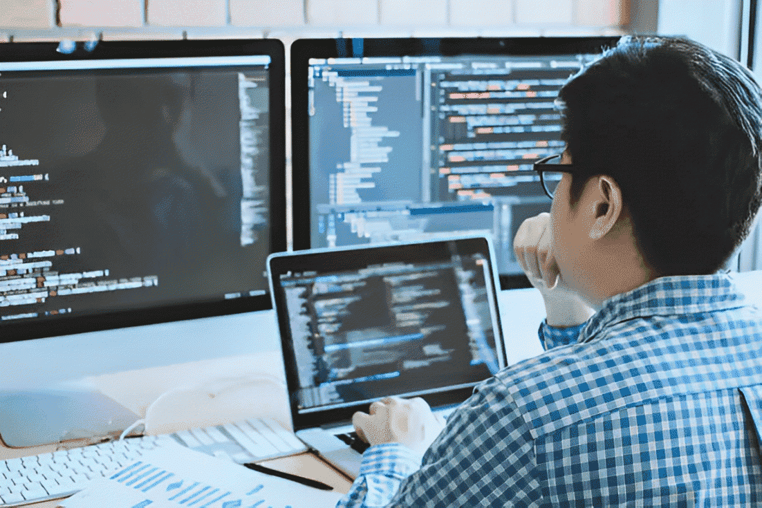 QA Engineer chịu trách nhiệm xem xét tài liệu, giải quyết vấn đề phát sinh