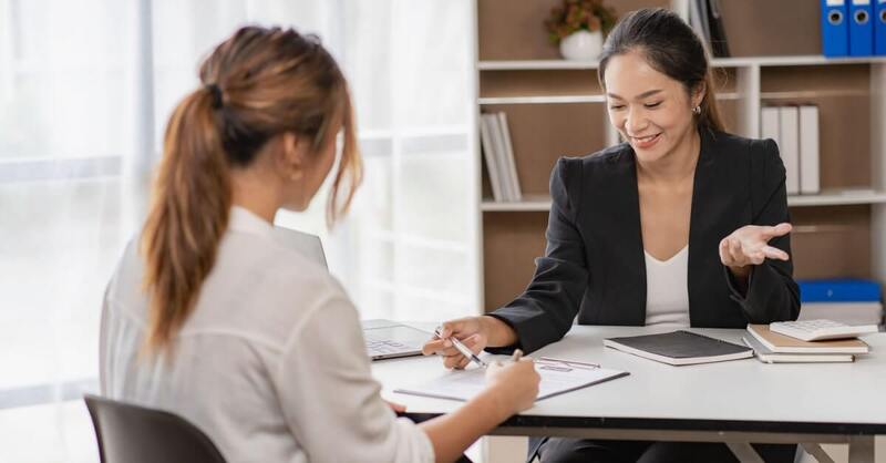 Chuyên viên tuyển dụng phụ trách tìm kiếm những ứng viên phù hợp với yêu cầu của doanh nghiệp