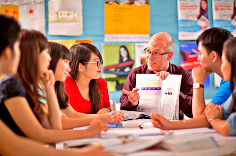 Lương giáo viên tiếng Anh trung tâm theo giờ có sự khác biệt theo từng cấp học