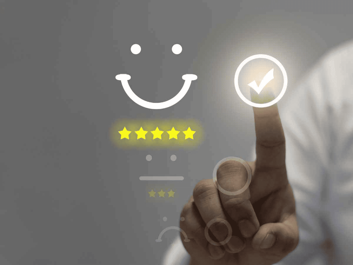 Chuyên viên đào tạo thu thập đánh giá sau chương trình đào tạo để đo lường và cải thiện