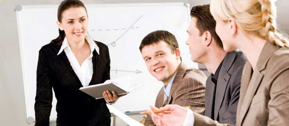 Giảng viên cơ hữu là gì? Giảng viên cơ hữu là người làm việc và ký hợp đồng lao động tại cơ sở có thời hạn 3 năm hoặc hợp đồng không xác định thời hạn