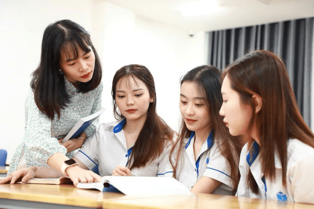 Để trở thành giảng viên, ứng viên cần phải đáp ứng cả yêu cầu về trình độ lẫn kỹ năng