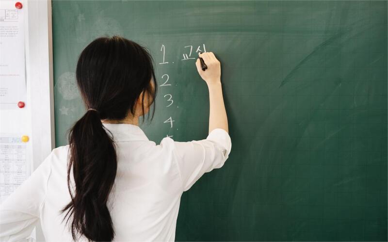 Giáo viên tiếng Hàn phải đáp ứng được yêu cầu về trình độ học vấn và chứng chỉ cần thiết