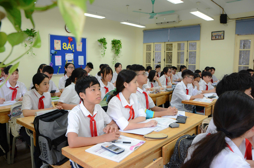 Giáo viên tiểu học theo dõi sự tiến bộ của từng học sinh, giúp các em phát triển toàn diện cả về kiến thức, kỹ năng lẫn nhân cách