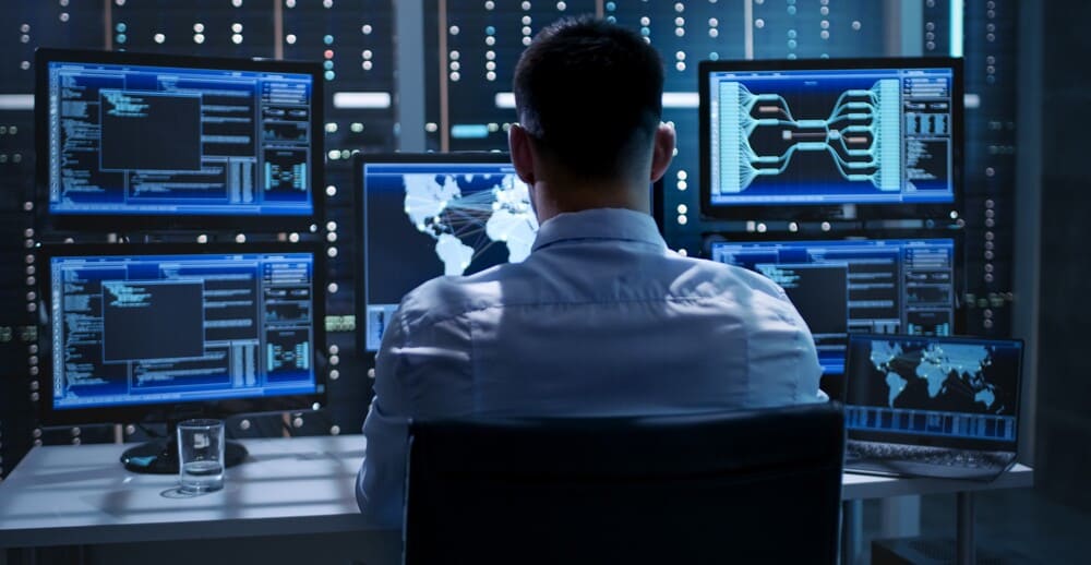 Kỹ sư phần mềm (Software Engineer) chịu trách nhiệm thiết kế, lập trình các hệ thống phần mềm