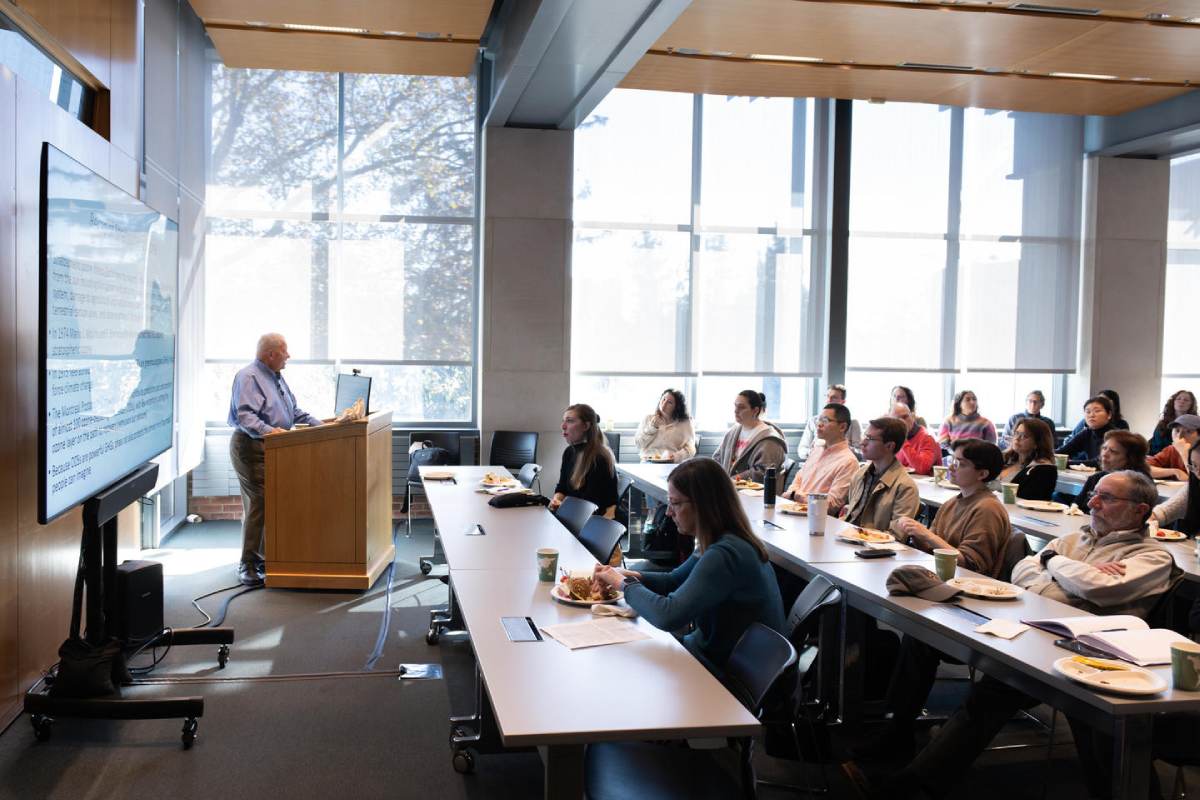 Những chuyên gia này thường tham gia nghiên cứu khoa học và xuất bản công trình chuyên môn