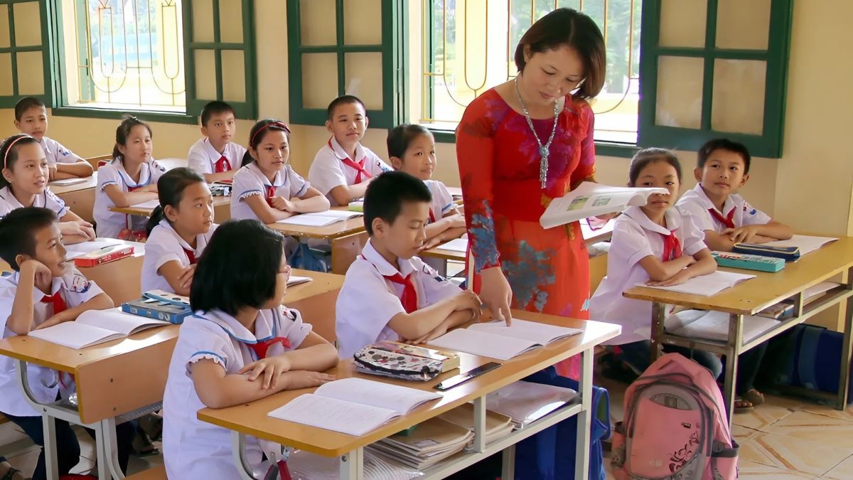 Để theo học ngành sư phạm Tiểu học, thí sinh có thể lựa chọn nhiều tổ hợp xét tuyển khác nhau, bao gồm các môn thuộc khối A, B, C và D