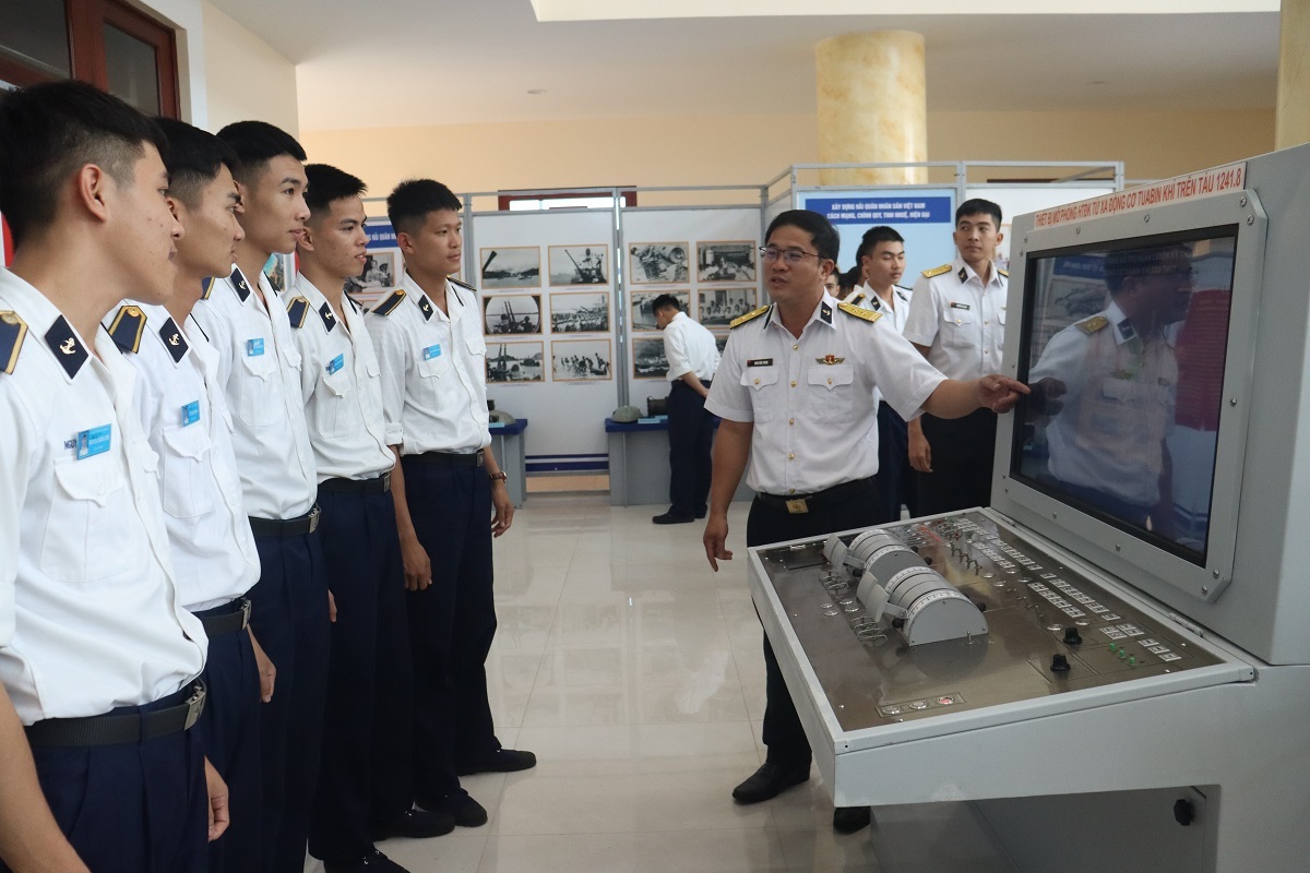 Công việc của nhân viên hải quan không chỉ bao gồm các thủ tục khai báo và kiểm tra mà còn giúp ngăn chặn các hành vi vi phạm pháp luật