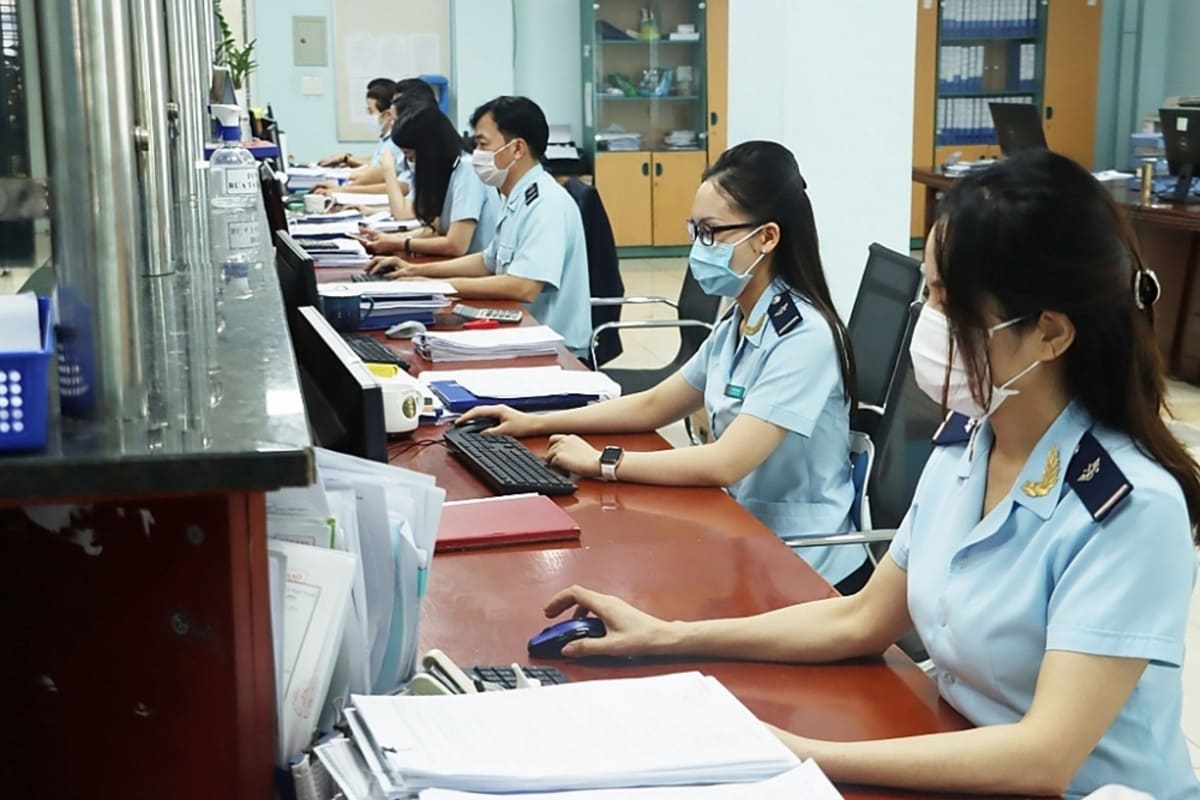Nhân viên hải quan là người chịu trách nhiệm thực hiện những công việc liên quan đến thủ tục hải quan, xuất nhập khẩu