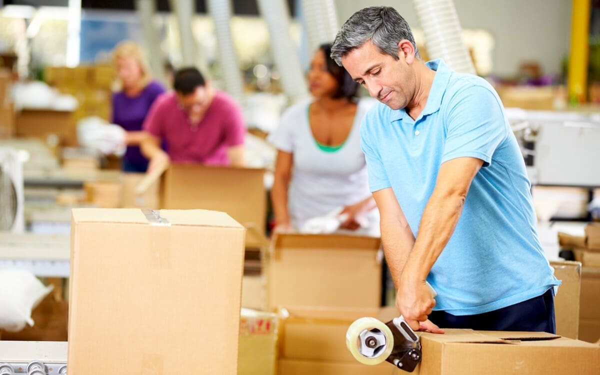 Công việc của nhân viên thu mua bao gồm nhiều nhiệm vụ quan trọng để đảm bảo quá trình sản xuất