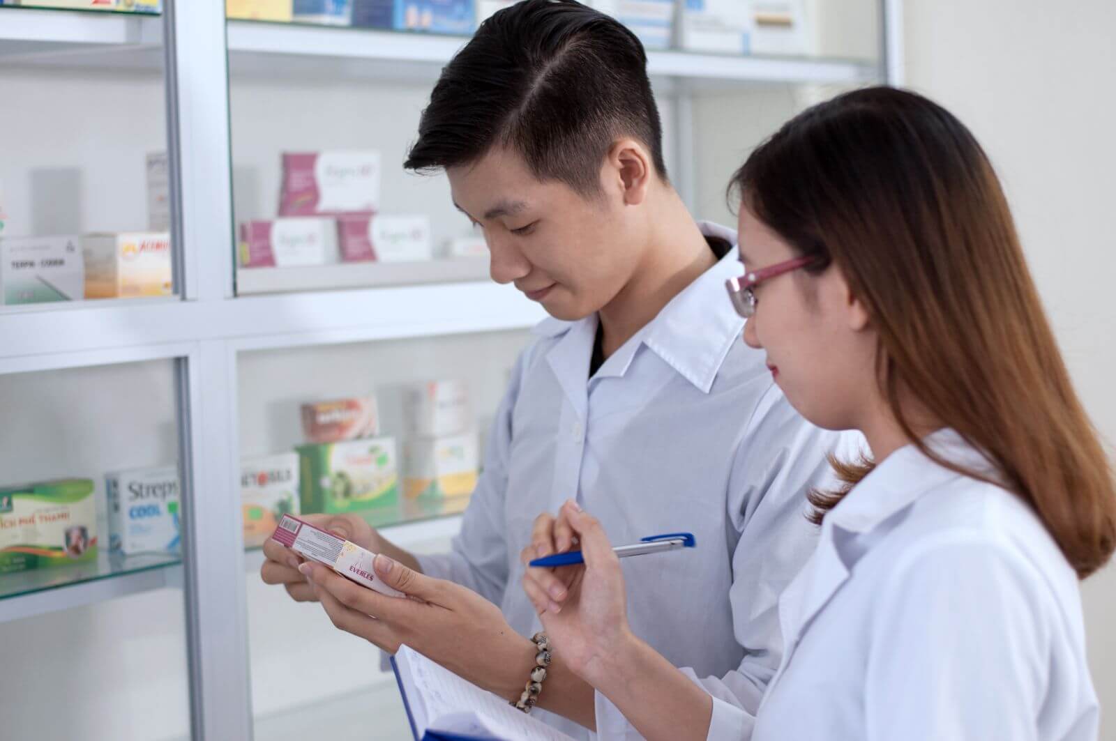 Trình dược viên OTC cần cung cấp thông tin cho khách hàng về công dụng, liều dùng và các cảnh báo khi sử dụng thuốc 