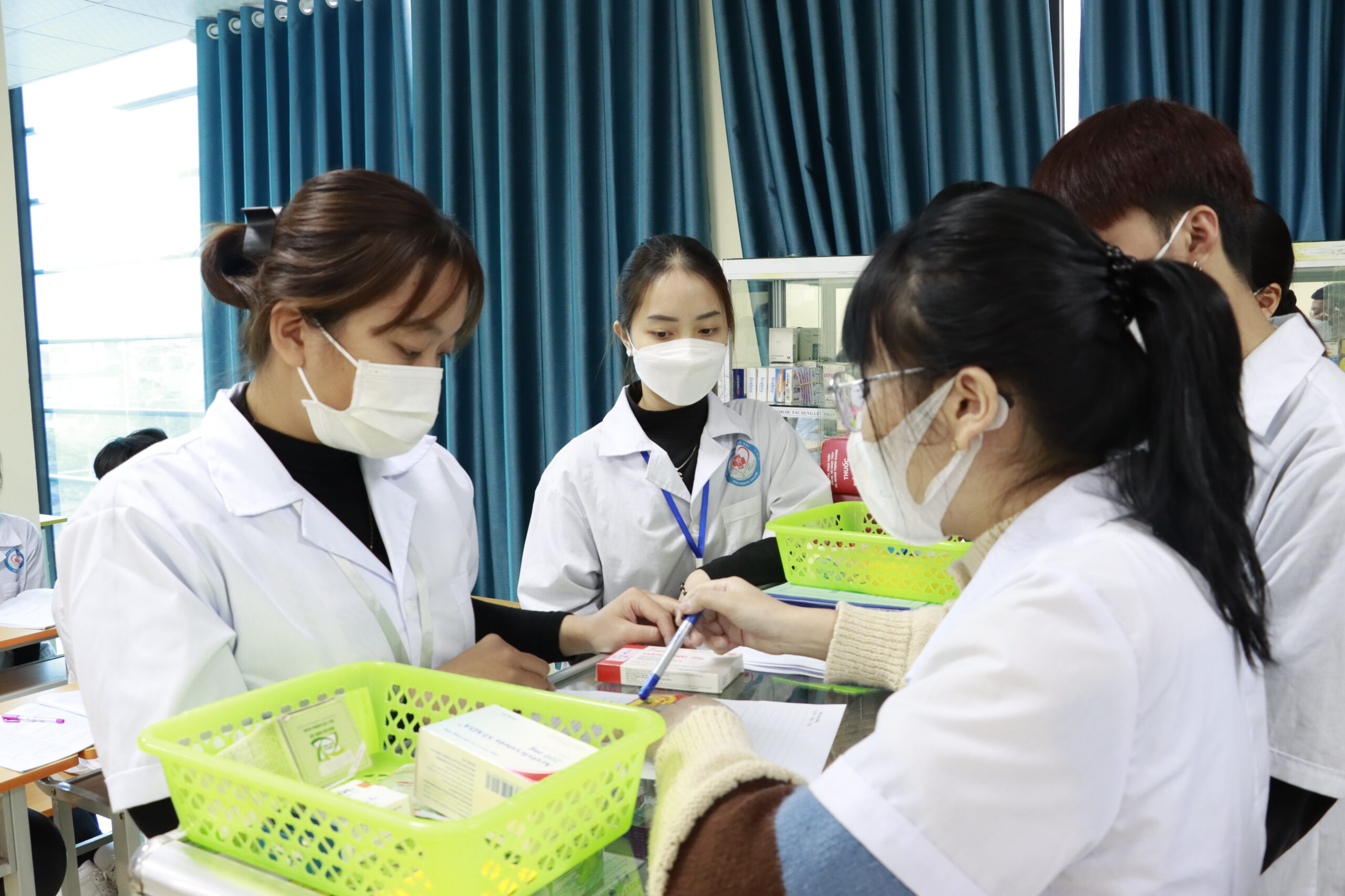 Công việc của trình dược viên OTC bao gồm theo dõi tình trạng tồn kho và đảm bảo các sản phẩm thuốc được trưng bày đúng cách