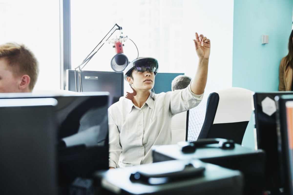 Việc làm AR Developer tập trung vào phát triển ứng dụng AR, thiết kế và tối ưu trải nghiệm người dùng