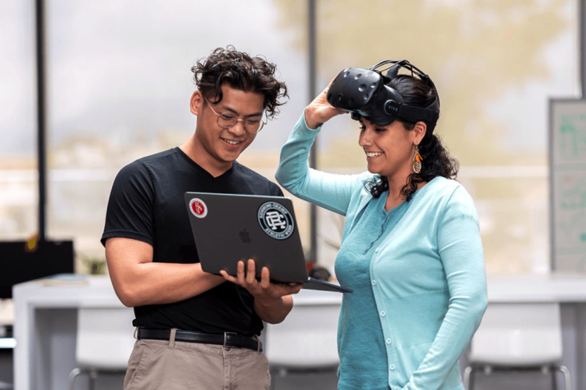 AR Developer yêu cầu kiến thức lập trình, kỹ năng giải quyết vấn đề, thành thạo các công cụ AR