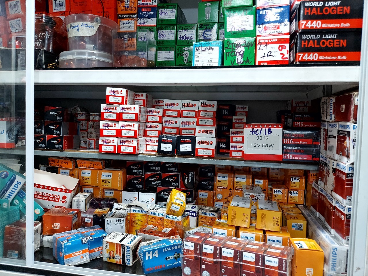 Các công ty tuyển nhân viên kinh doanh phụ tùng xe máy, ô tô, xe điện với mong muốn mở rộng quy mô và nâng cao doanh số