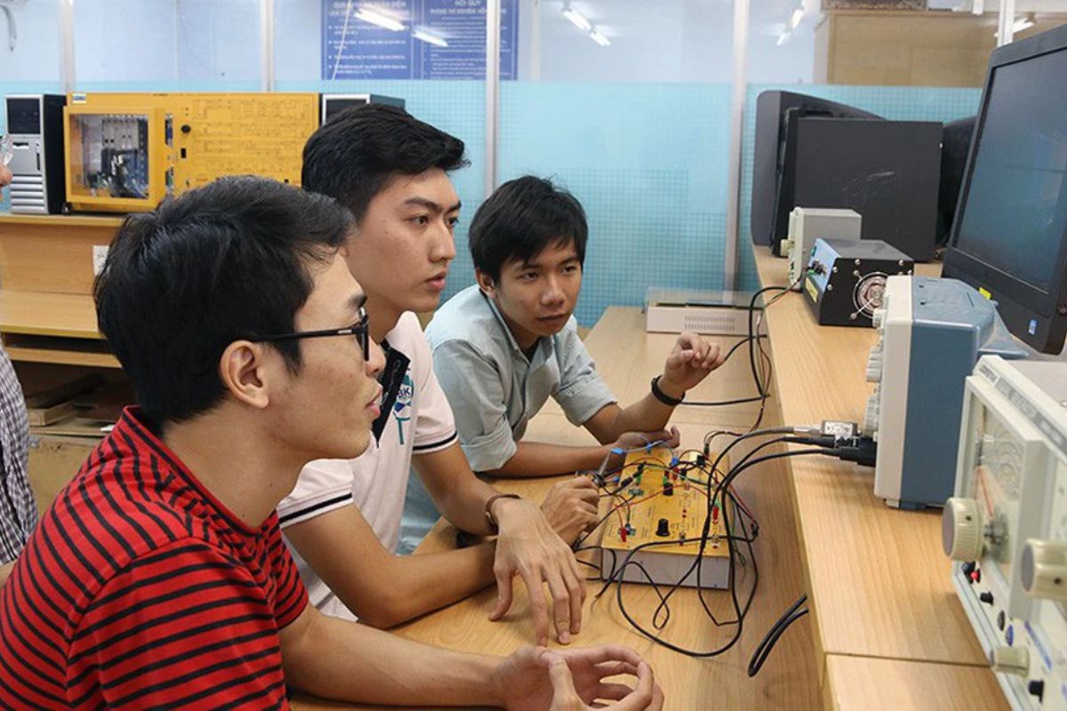 Việc làm kỹ sư điện tử viễn thông tuyển dụng đa dạng vị trí với các mức lương hấp dẫn