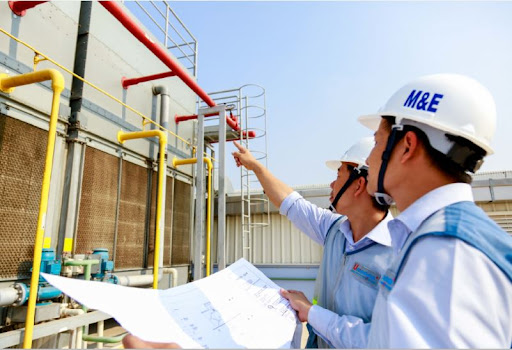 Kỹ sư thiết kế HVAC giám sát thi công và kiểm tra hệ thống