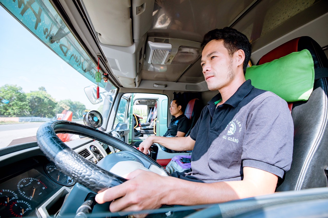 Nhân viên lái xe container cần có chứng chỉ lái xe chuyên nghiệp và hiểu biết về quy trình xếp dỡ hàng hóa