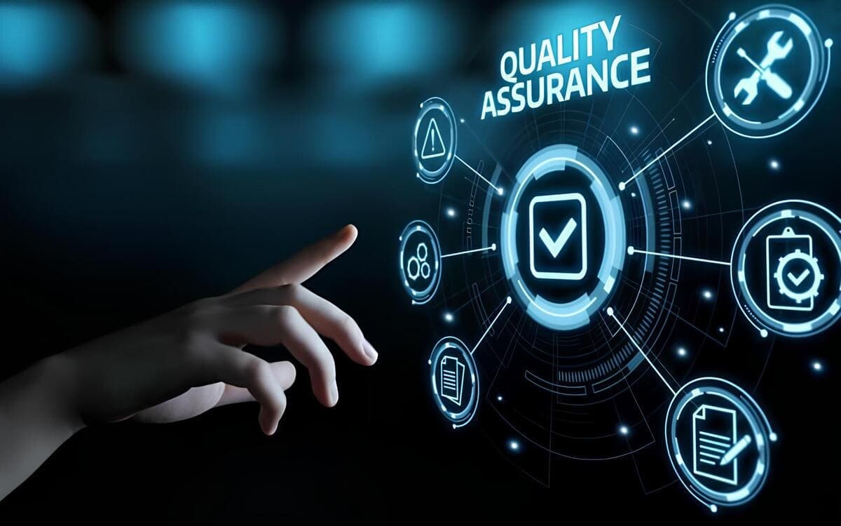 Nhân viên quản lý chất lượng đóng vai trò đặc biệt quan trọng trong quy trình kiểm tra, giám sát từ khâu sản xuất, chế biến, vận chuyển đến bảo quản