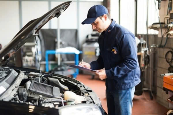 Thợ sửa chữa ô tô chuyên về bảo dưỡng, chẩn đoán và sửa chữa các hệ thống cơ khí, điện tử trên xe ô tô