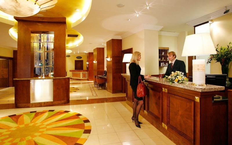 Lễ tân khách sạn cần thể hiện sự chuyên nghiệp của mình trước khách 