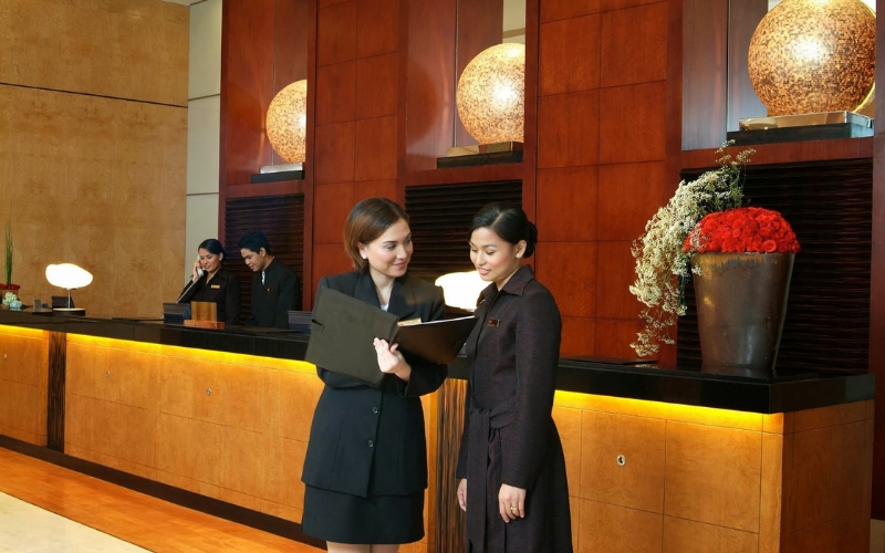 Bạn có thể tham khảo các ngành học quản trị khách sạn để làm lễ tân khách sạn