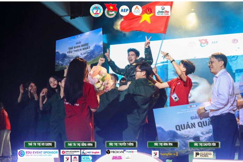 Giây phút hạnh phúc của thí sinh Nguyễn Phúc Đạt khi được trao giải