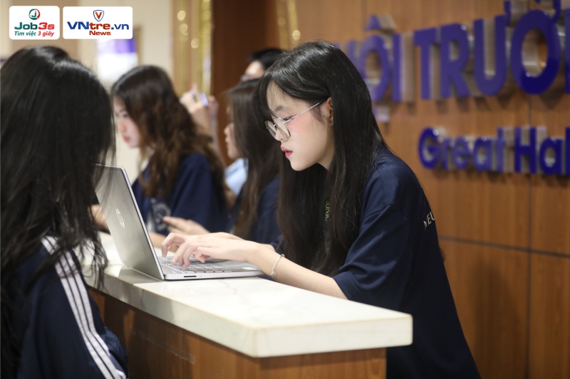 Đội ngũ NEU Philharmonic đang miệt mài chuẩn bị kỹ lưỡng trước khi đêm nhạc chính thức bắt đầu. Ảnh: BTC