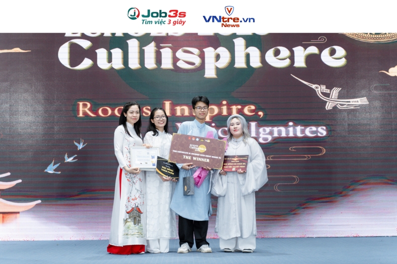 Quán quân ECHOES 2025 - thí sinh Nguyễn Tuấn Anh (người đứng thứ 3 tính từ trái sang)