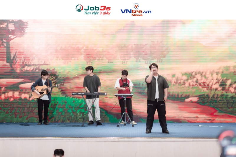 Tiết mục Lá cờ của Hanu Guitar Club