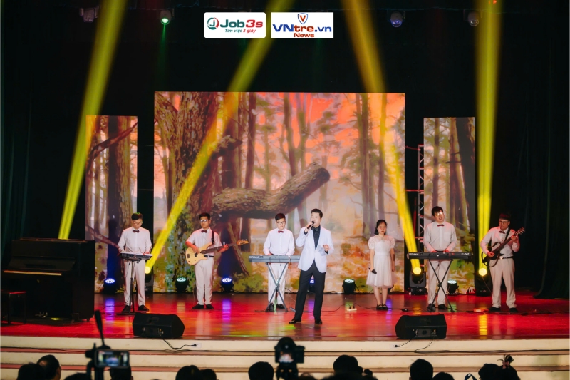 Sự kết hợp đặc biệt của NSƯT Đăng Dương cùng band nhạc Nắng Mới (Ảnh: Ban tổ chức liveshow Hoa Trên Đá)